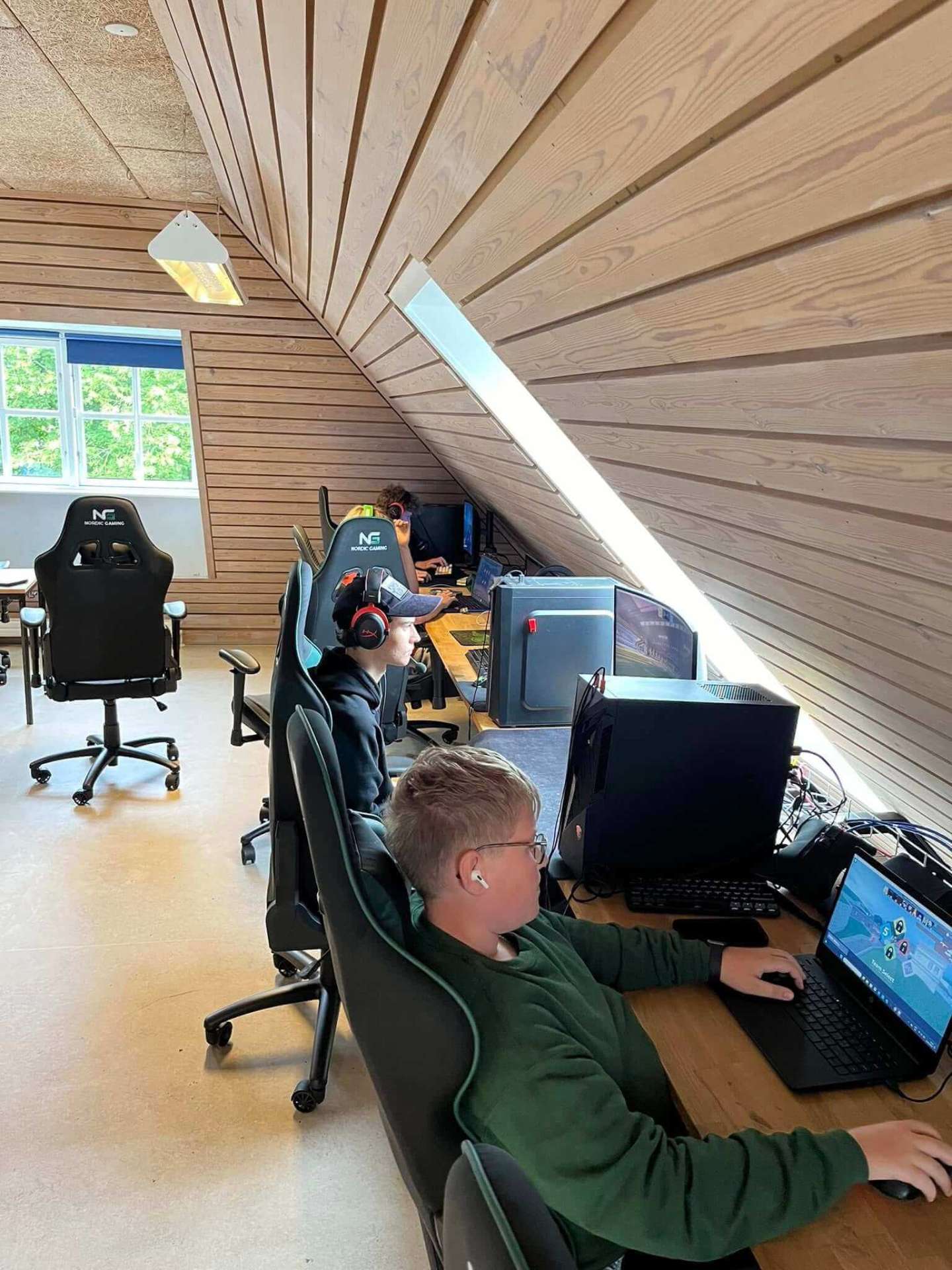 Elever gamer og arbejder med computere på IT-sporet på Nørbæk Efterskole
