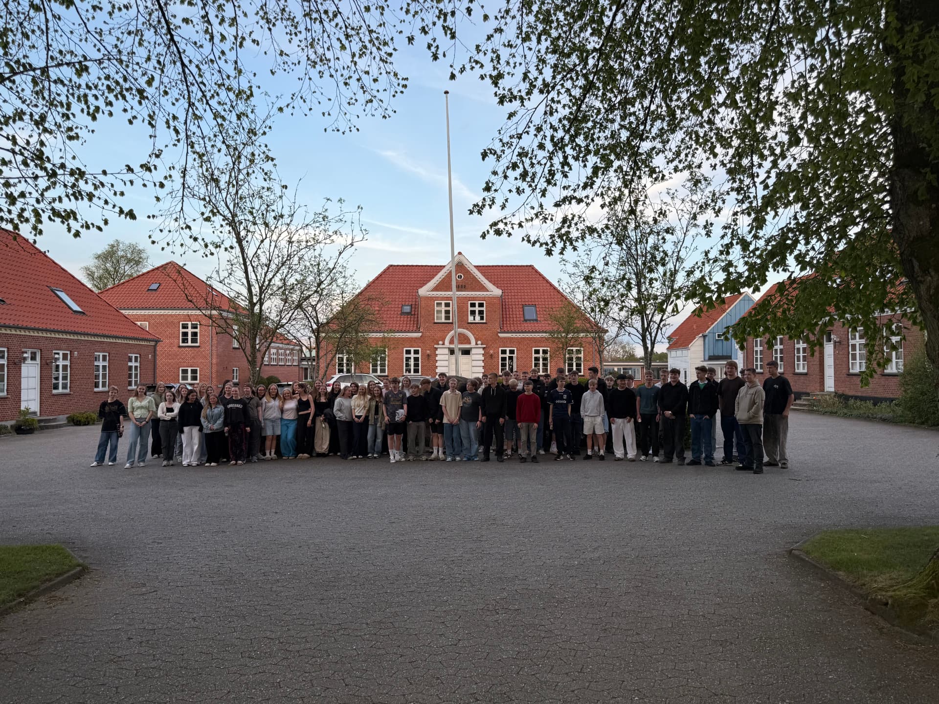 Elever og lærere samlet foran Nørbæk Efterskole