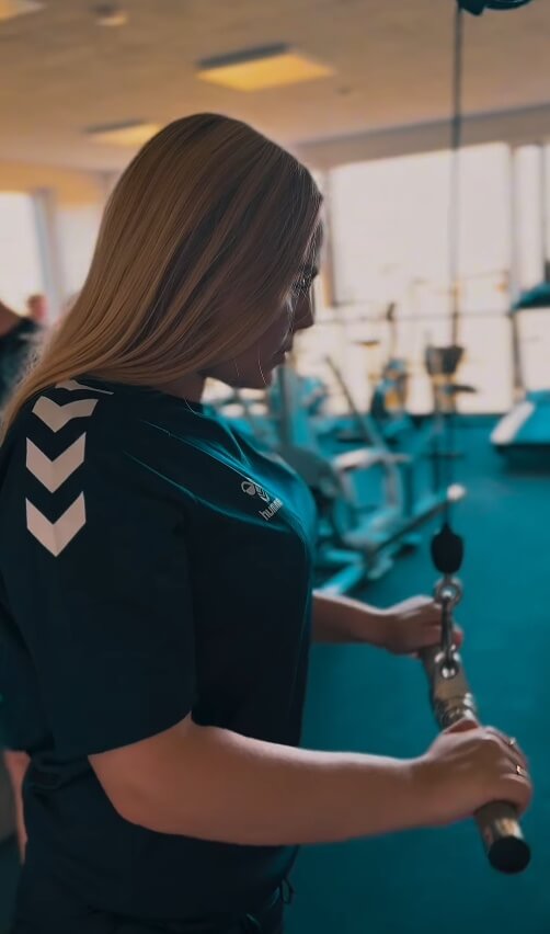 Elev træner i fitnesslokalet på Nørbæk Efterskole