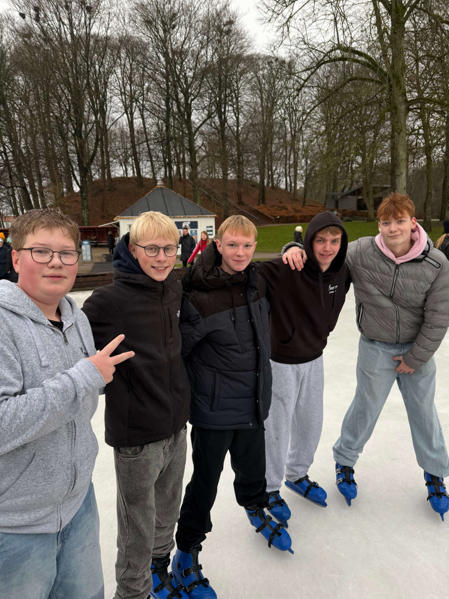 Elever fra Nørbæk Efterskole sammen på skøjtebanen