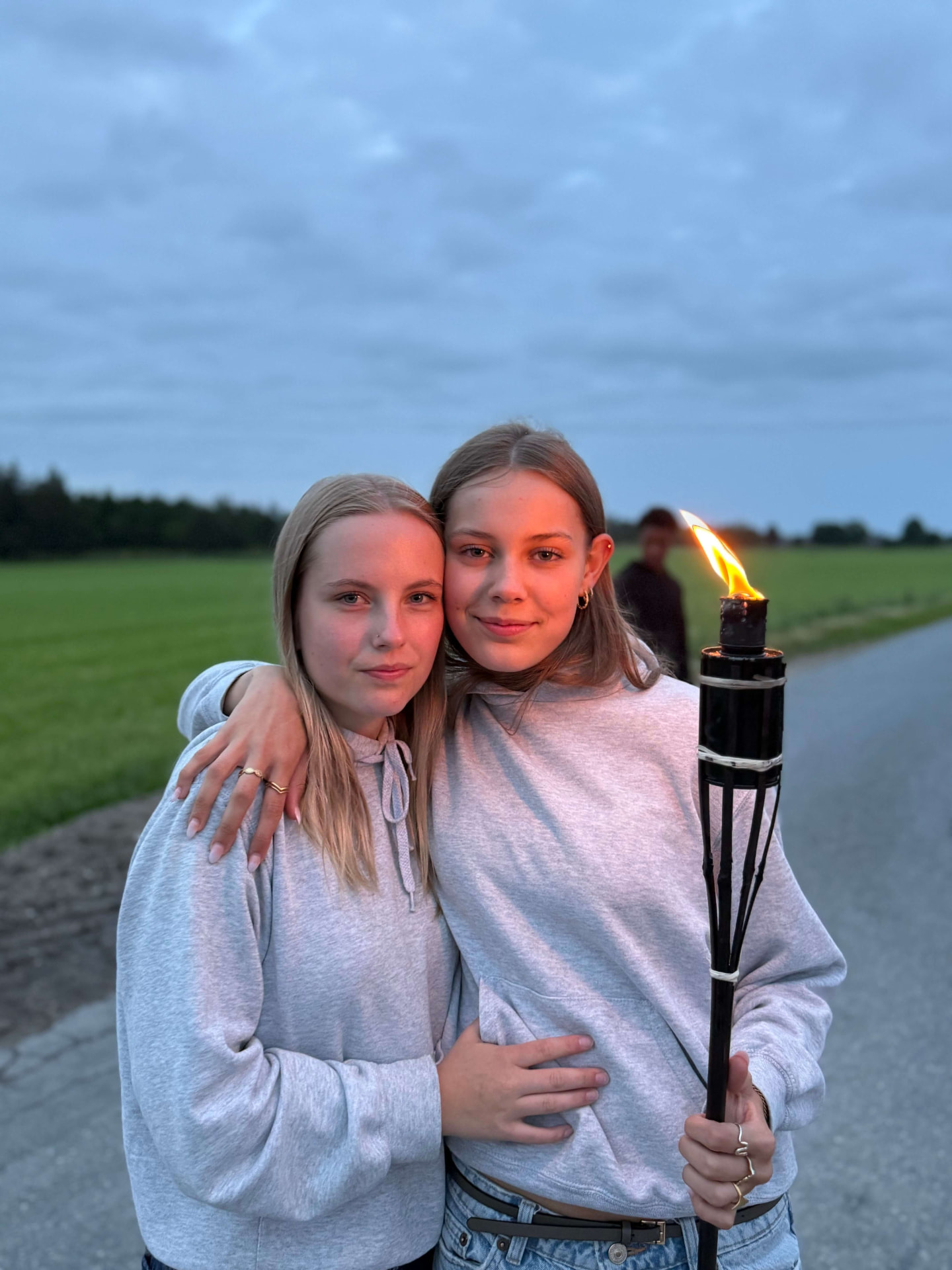 To elever med fakkel på Nørbæk Efterskole