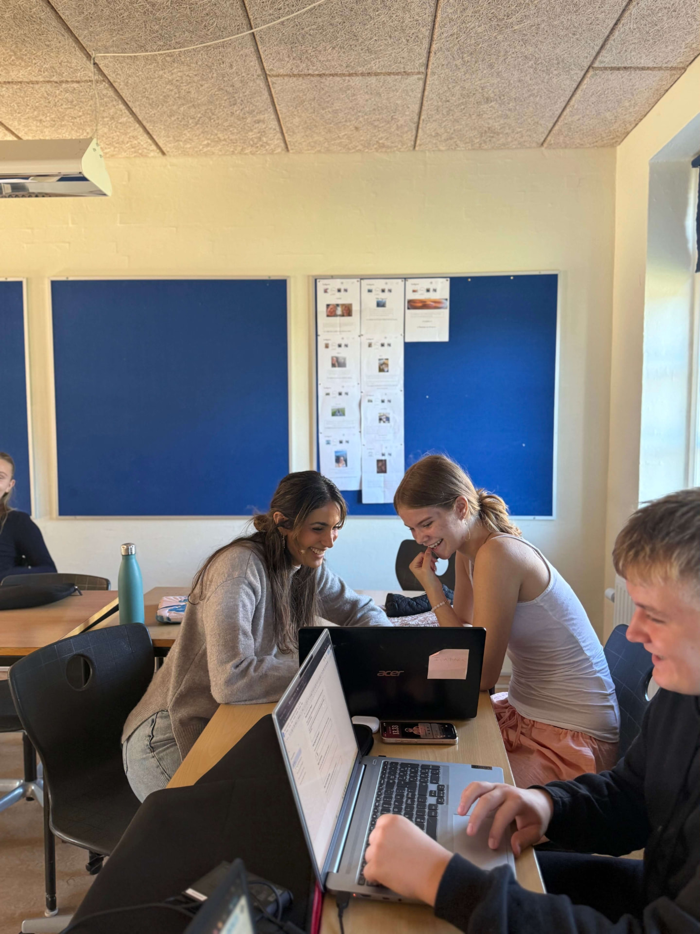 Elever arbejder sammen ved computerne i klassen på Nørbæk Efterskole