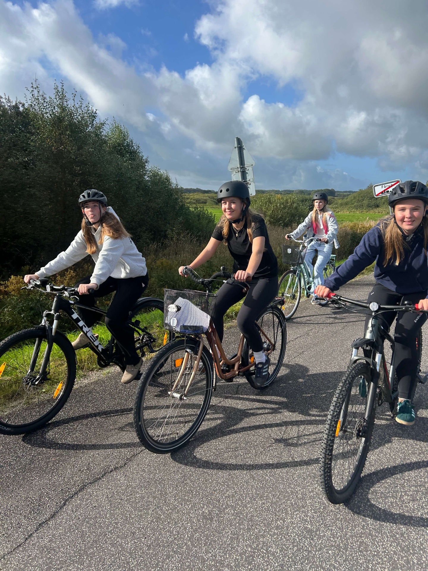 Elever på cykeltur i naturen omkring Nørbæk Efterskole