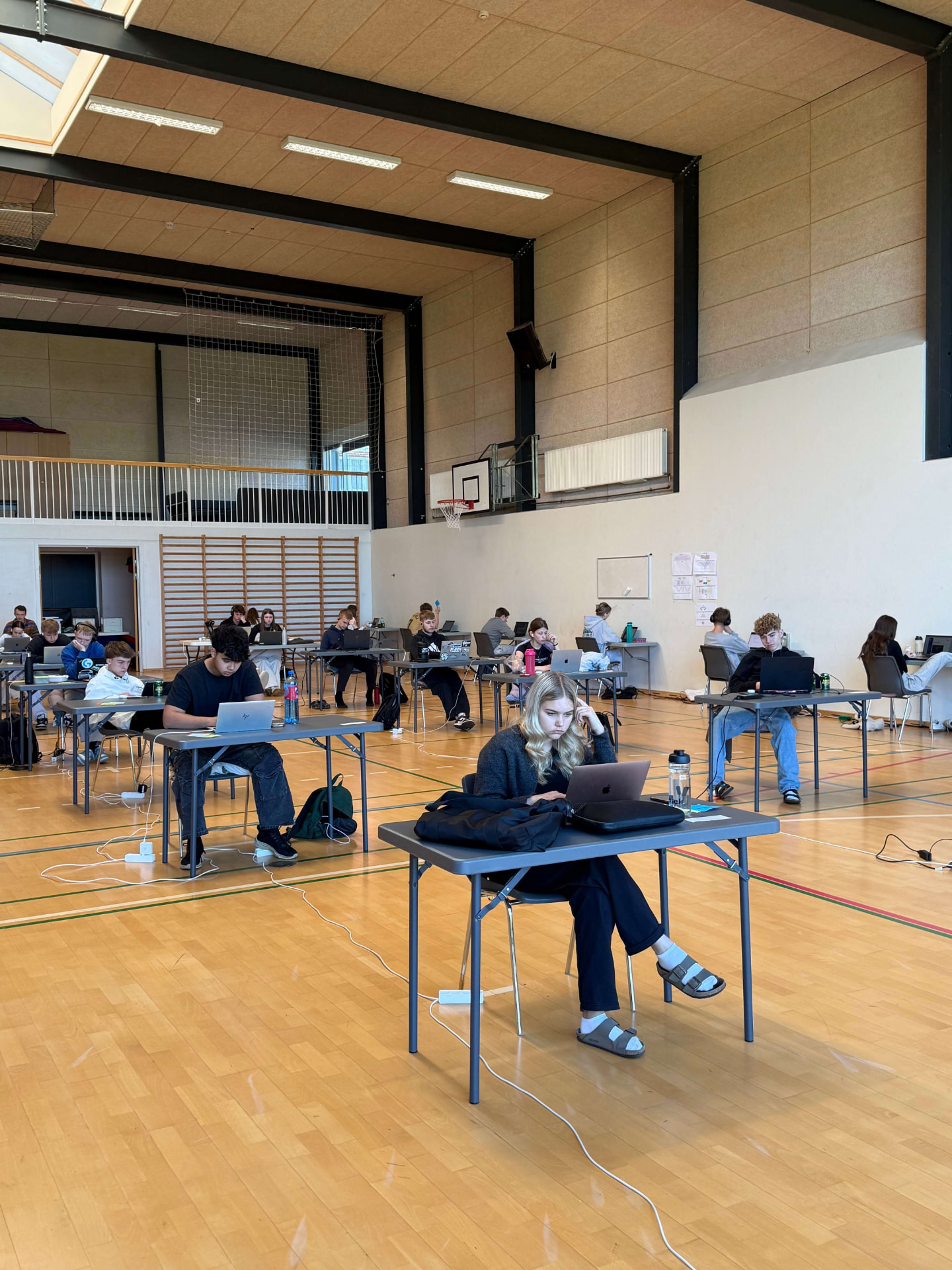 Elever til afgangsprøve i hallen på Nørbæk Efterskole