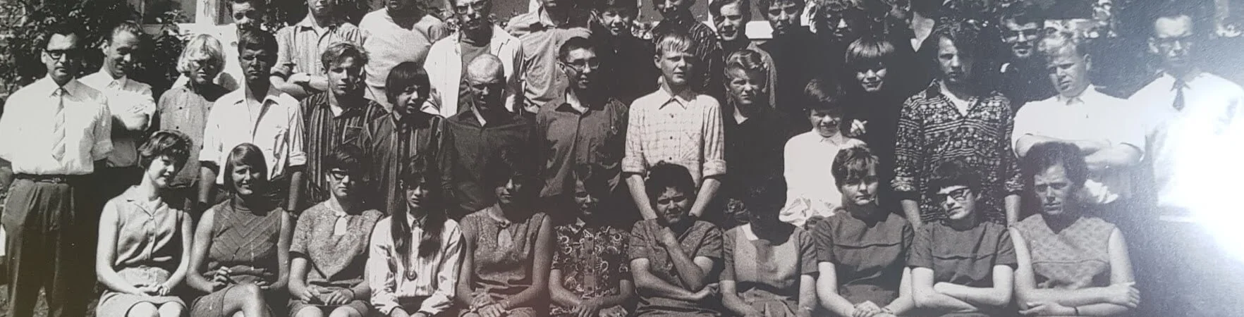 Elever og lærere på Nørbæk Efterskole i skoleåret 1967-1968