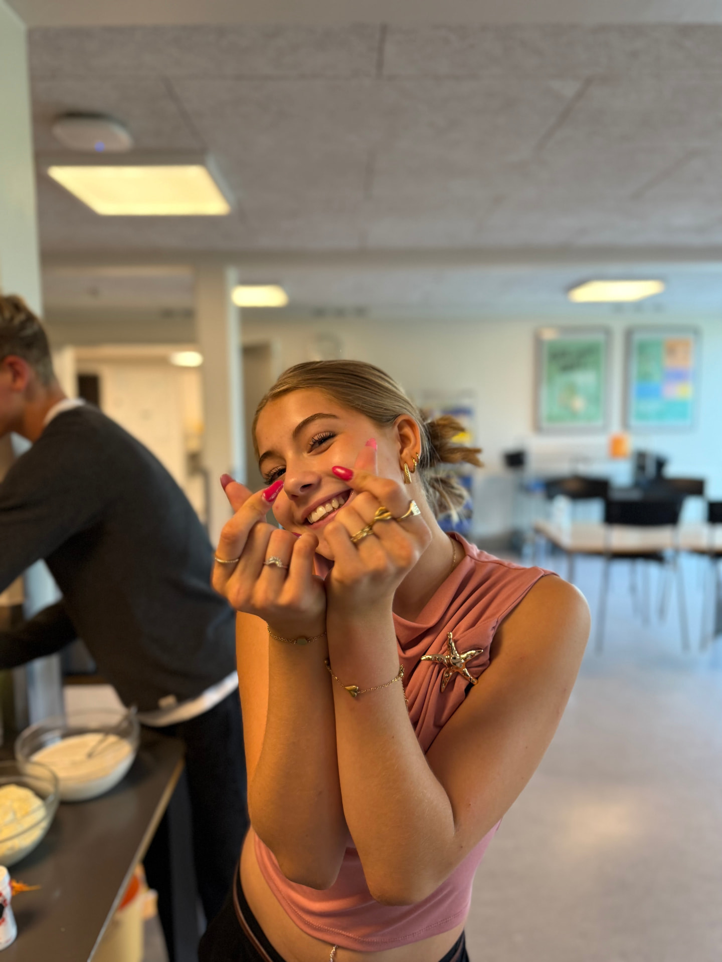 Smilende elev i fællesrummet