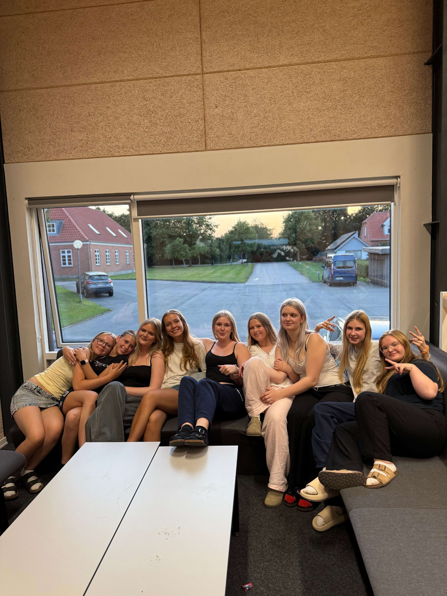 Elever hygger sig i et fællesområde på Nørbæk Efterskole